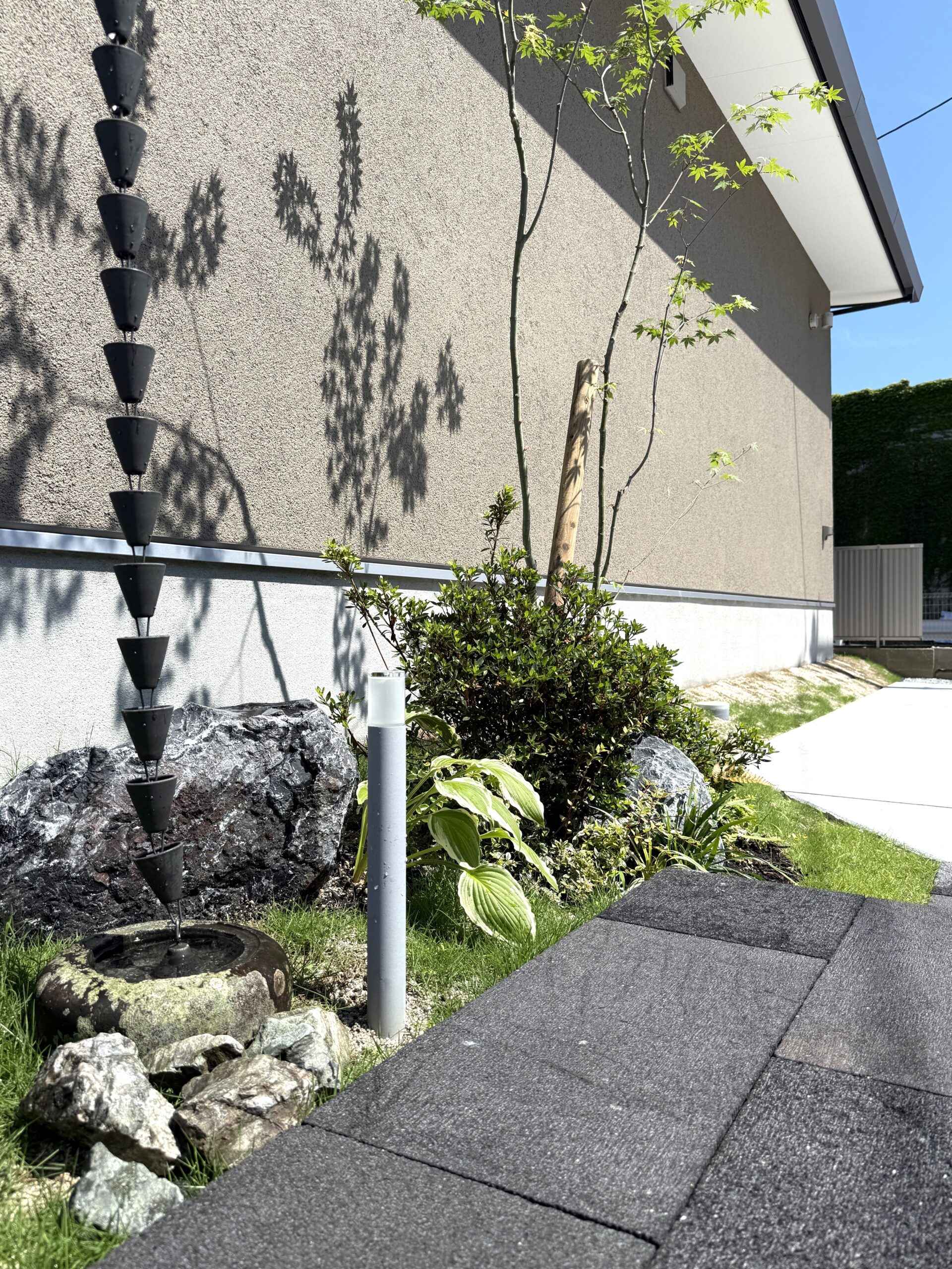鎖樋、水鉢　和モダン